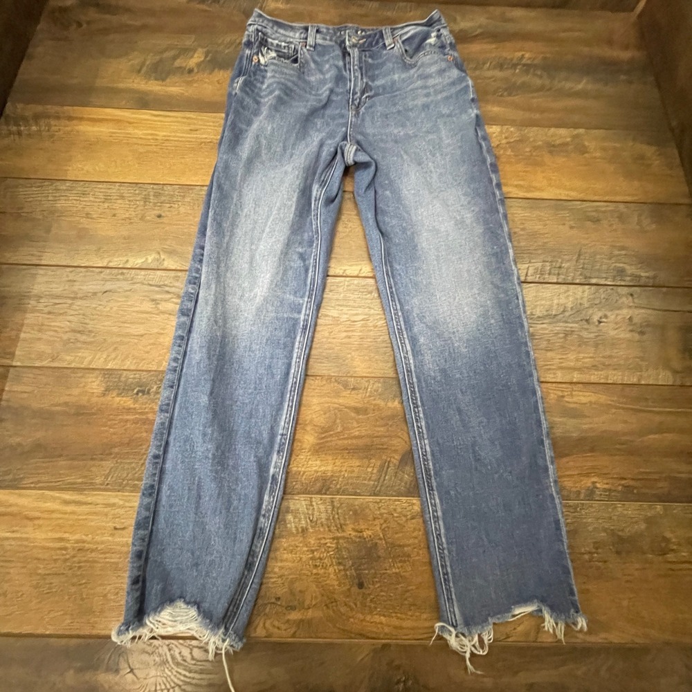 American Eagle Strigid Mom Jeans Medium Wash Distressed Frayed Hem Size 8 Reg